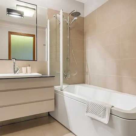 Cohost I 2bd Highrise Apt, W-balcony & Airconditioning, Great Views *